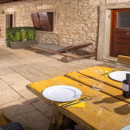 Apartment Vela Stiniva With Terrace